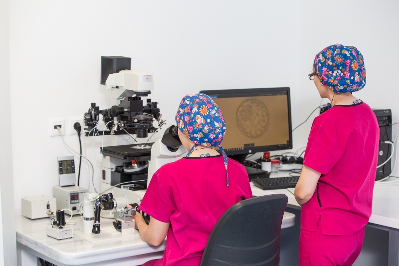 Laboratorio di fecondazione in vitro presso Assisting Nature in Grecia 