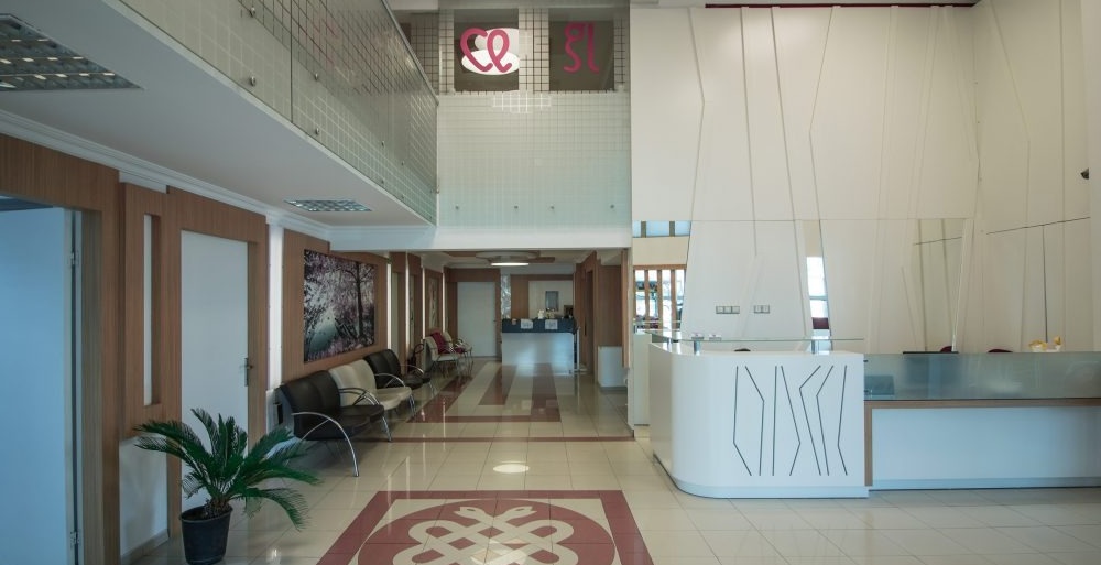 Vista sulla luminosa hall d’ingresso e area reception del Gynolife IVF Center a Nicosia, con arredi contemporanei e ambiente accogliente.