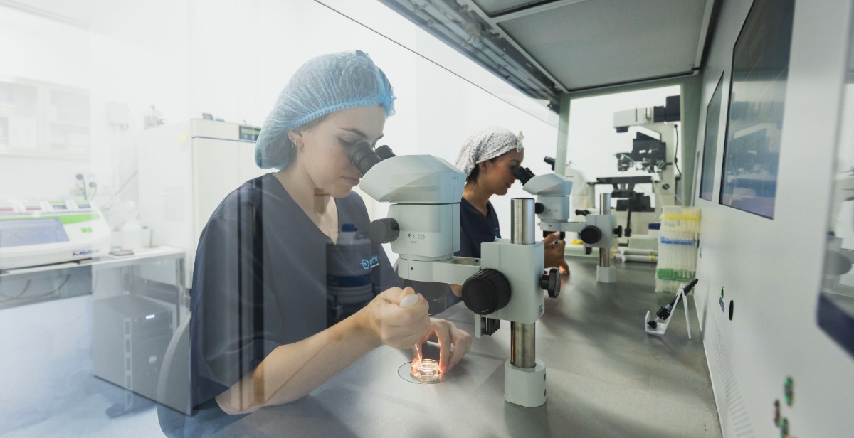 Embriologi al lavoro nel laboratorio dell'IREMA