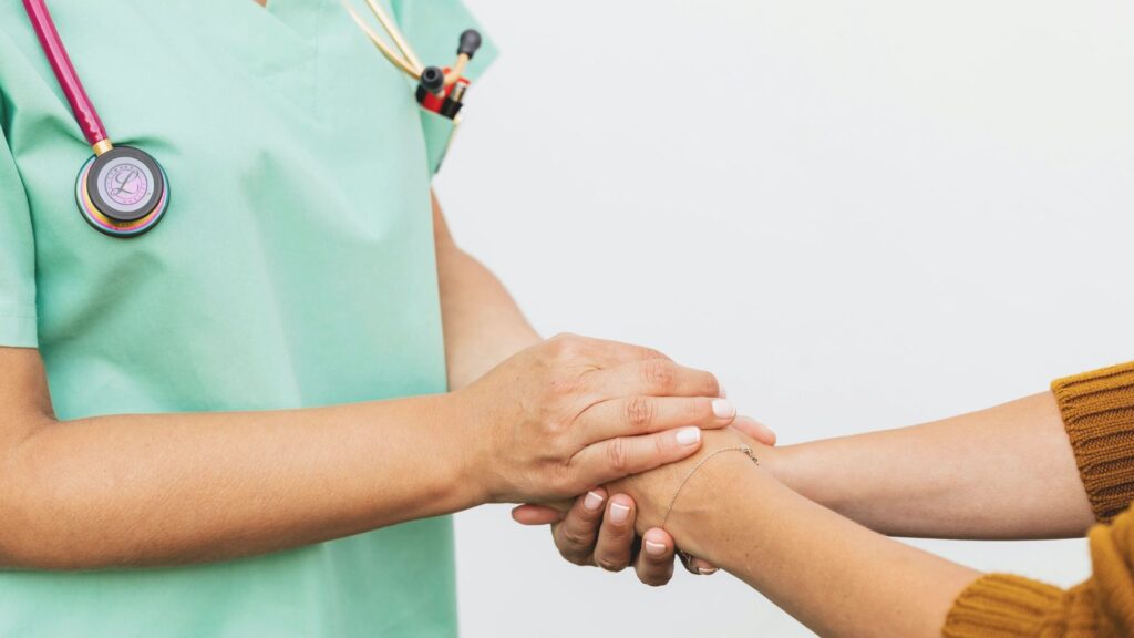 Medico in uniforme verde offre sostegno a una donna durante il percorso di fecondazione in vitro con donazione di ovuli in Grecia
