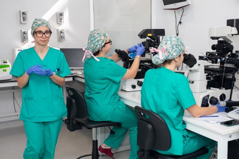 Embriologi della clinica UR Vistahermosa ad Alicante che lavorano in laboratorio con microscopi e tecnologia avanzata per trattamenti di fecondazione in vitro.