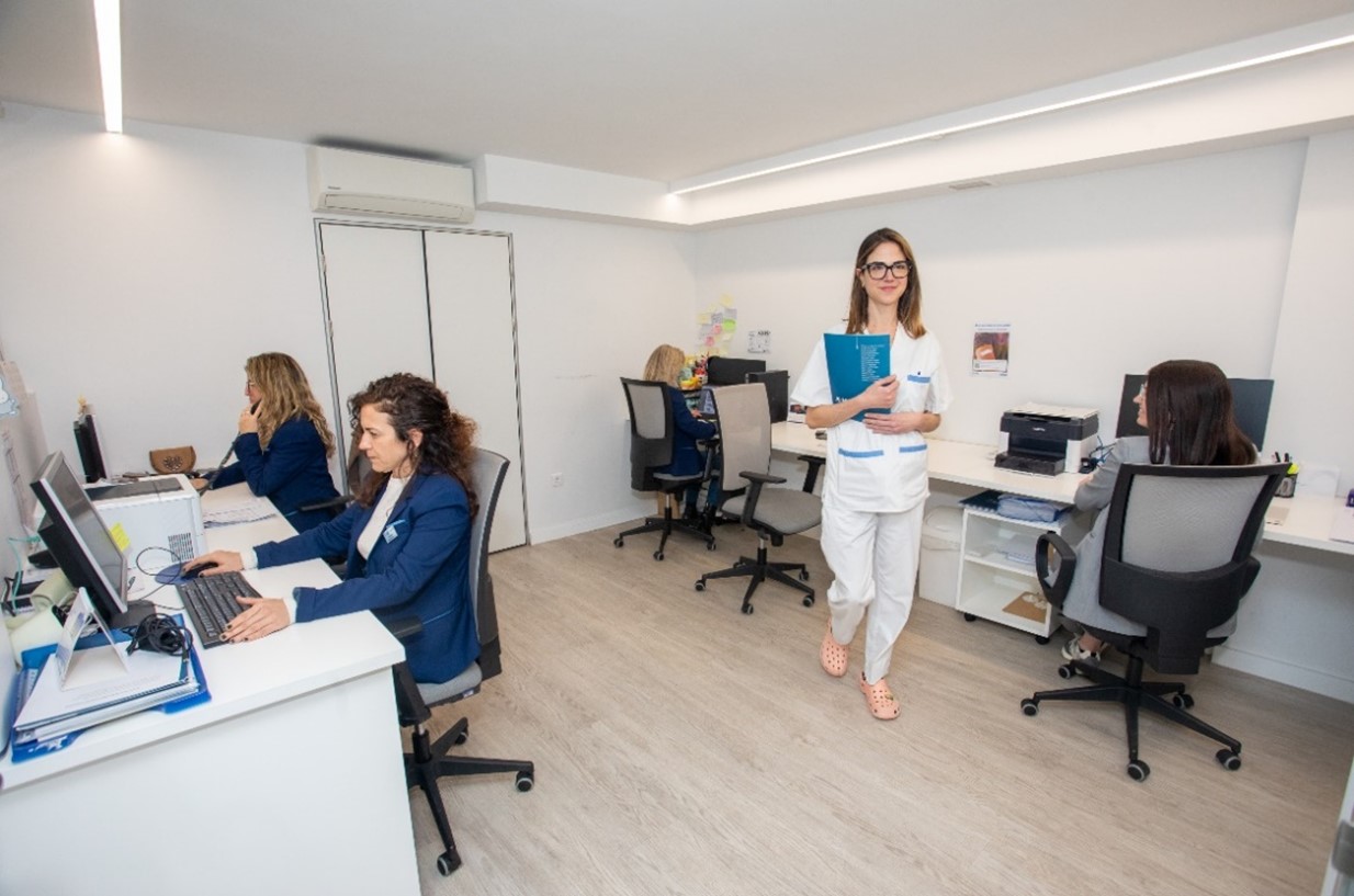 Personale amministrativo e coordinatrici internazionali della clinica UR Vistahermosa ad Alicante che lavorano negli uffici per assistere i pazienti internazionali.