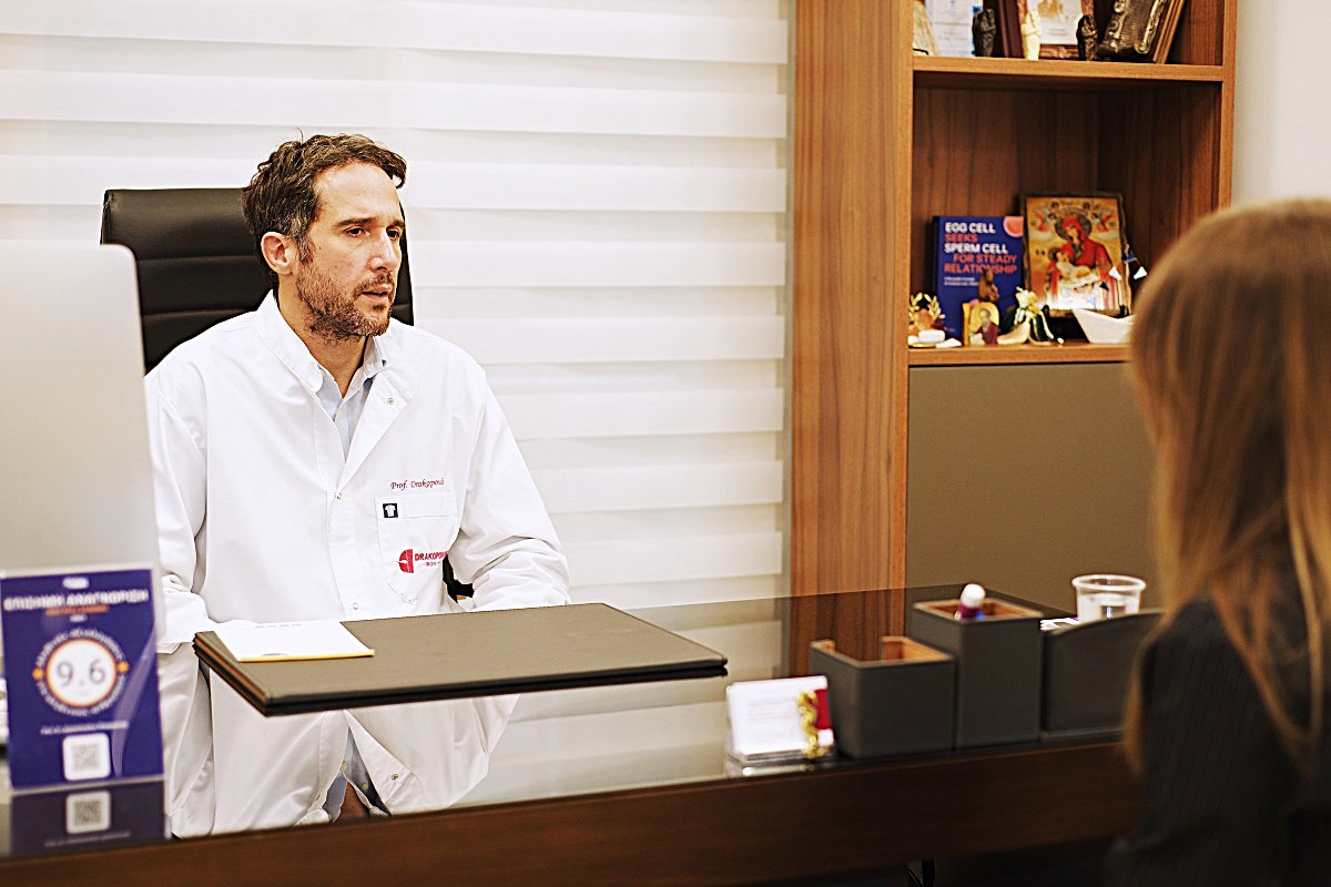 Il Prof. Panagiotis Drakopoulos durante una visita di consulenza sulla fertilità con una paziente nel suo studio