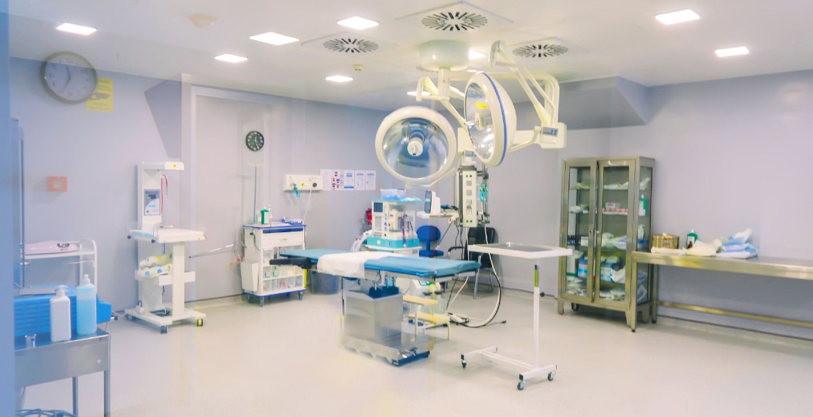 Sala operatoria sterile e attrezzata presso la clinica LeaderMed in Georgia per procedure di prelievo ovocitario.