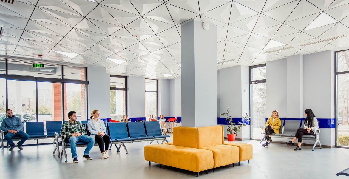 Sala d'attesa luminosa e moderna presso la clinica LeaderMed in Georgia con comode sedute per i pazienti.